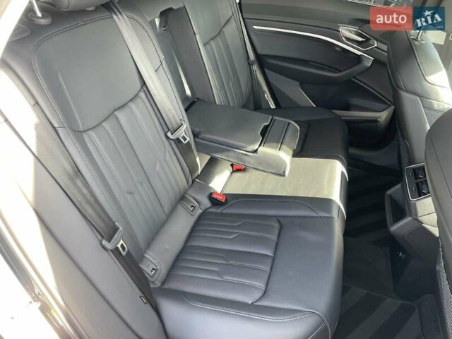 Серый Ауди E-Tron, объемом двигателя 0 л и пробегом 32 тыс. км за 42131 $, фото 38 на Automoto.ua