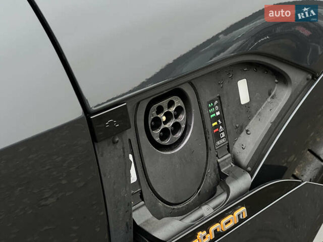 Серый Ауди E-Tron, объемом двигателя 0 л и пробегом 32 тыс. км за 41367 $, фото 99 на Automoto.ua