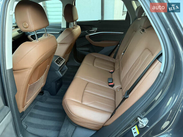 Серый Ауди E-Tron, объемом двигателя 0 л и пробегом 13 тыс. км за 36500 $, фото 29 на Automoto.ua