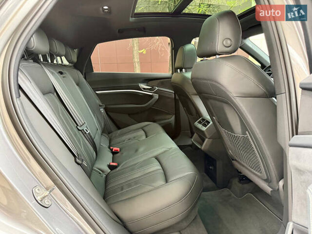 Серый Ауди E-Tron, объемом двигателя 0 л и пробегом 31 тыс. км за 46500 $, фото 46 на Automoto.ua