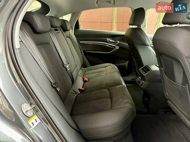 Сірий Ауді E-Tron, об'ємом двигуна 0 л та пробігом 39 тис. км за 46500 $, фото 47 на Automoto.ua