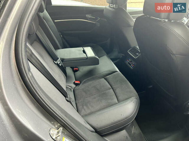 Серый Ауди E-Tron, объемом двигателя 0 л и пробегом 44 тыс. км за 38700 $, фото 24 на Automoto.ua