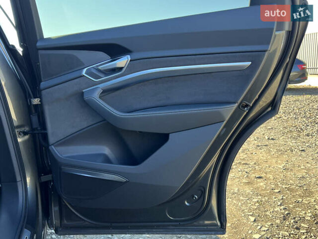 Серый Ауди E-Tron, объемом двигателя 0 л и пробегом 42 тыс. км за 47848 $, фото 39 на Automoto.ua