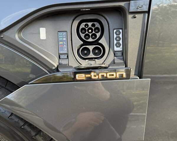 Серый Ауди E-Tron, объемом двигателя 0 л и пробегом 31 тыс. км за 40500 $, фото 6 на Automoto.ua