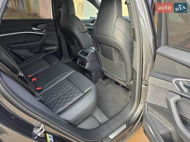 Сірий Ауді E-Tron, об'ємом двигуна 0 л та пробігом 100 тис. км за 41888 $, фото 60 на Automoto.ua