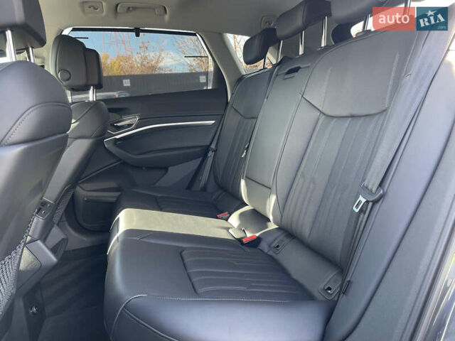 Серый Ауди E-Tron, объемом двигателя 0 л и пробегом 32 тыс. км за 42131 $, фото 29 на Automoto.ua