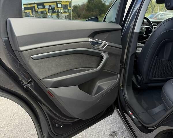 Серый Ауди E-Tron, объемом двигателя 0 л и пробегом 31 тыс. км за 40500 $, фото 33 на Automoto.ua