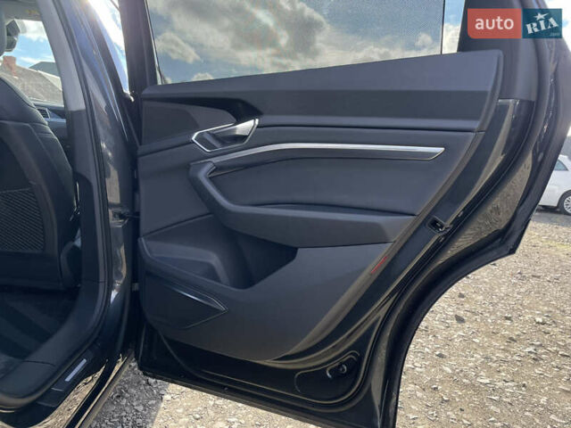 Серый Ауди E-Tron, объемом двигателя 0 л и пробегом 32 тыс. км за 42131 $, фото 39 на Automoto.ua