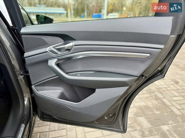 Сірий Ауді E-Tron, об'ємом двигуна 0 л та пробігом 39 тис. км за 46500 $, фото 48 на Automoto.ua