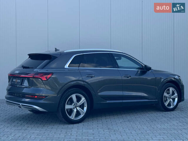 Серый Ауди E-Tron, объемом двигателя 0 л и пробегом 64 тыс. км за 41900 $, фото 3 на Automoto.ua