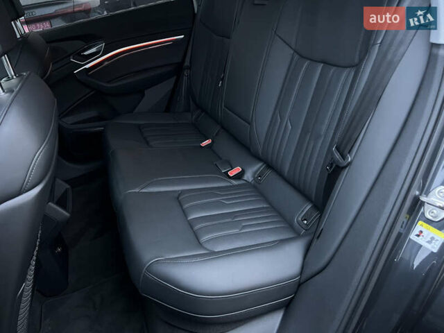 Серый Ауди E-Tron, объемом двигателя 0 л и пробегом 32 тыс. км за 41367 $, фото 33 на Automoto.ua