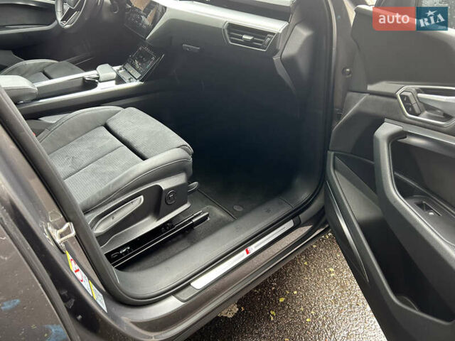 Серый Ауди E-Tron, объемом двигателя 0 л и пробегом 44 тыс. км за 38700 $, фото 23 на Automoto.ua