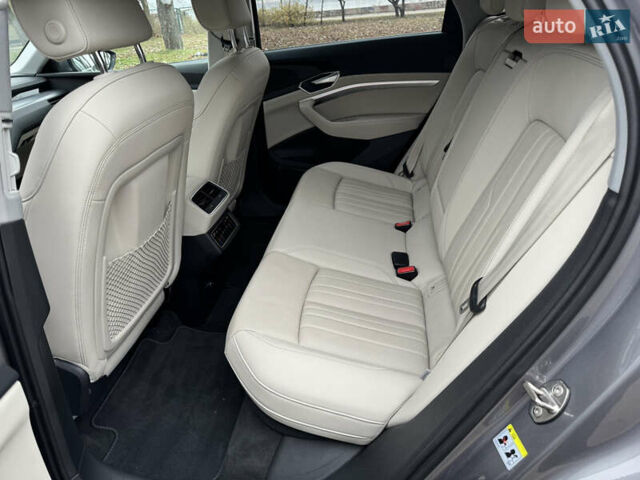 Сірий Ауді E-Tron, об'ємом двигуна 0 л та пробігом 61 тис. км за 39999 $, фото 14 на Automoto.ua