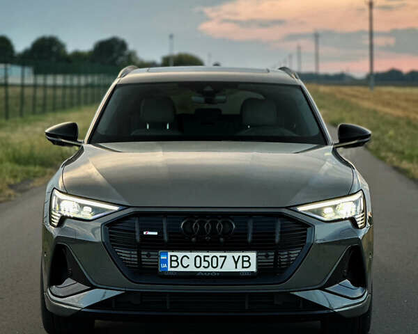 Серый Ауди E-Tron, объемом двигателя 0 л и пробегом 63 тыс. км за 40999 $, фото 1 на Automoto.ua