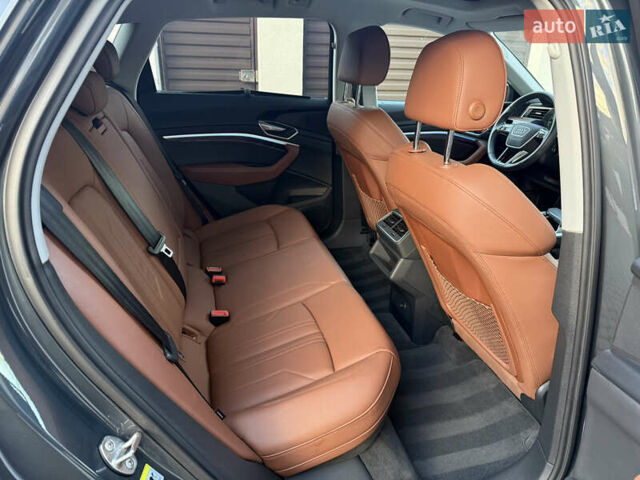 Серый Ауди E-Tron, объемом двигателя 0 л и пробегом 13 тыс. км за 36500 $, фото 37 на Automoto.ua