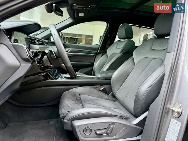 Серый Ауди E-Tron, объемом двигателя 0 л и пробегом 39 тыс. км за 44500 $, фото 26 на Automoto.ua