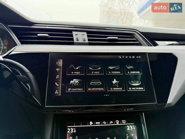 Серый Ауди E-Tron, объемом двигателя 0 л и пробегом 37 тыс. км за 49500 $, фото 48 на Automoto.ua