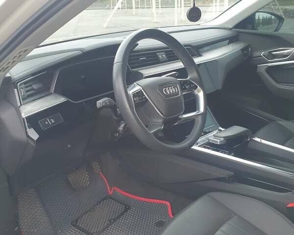 Серый Ауди E-Tron, объемом двигателя 0 л и пробегом 30 тыс. км за 45000 $, фото 13 на Automoto.ua
