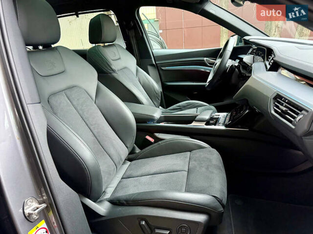 Серый Ауди E-Tron, объемом двигателя 0 л и пробегом 39 тыс. км за 44500 $, фото 51 на Automoto.ua