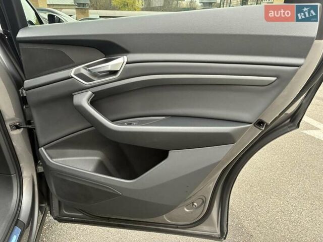 Серый Ауди E-Tron, объемом двигателя 0 л и пробегом 112 тыс. км за 31900 $, фото 53 на Automoto.ua