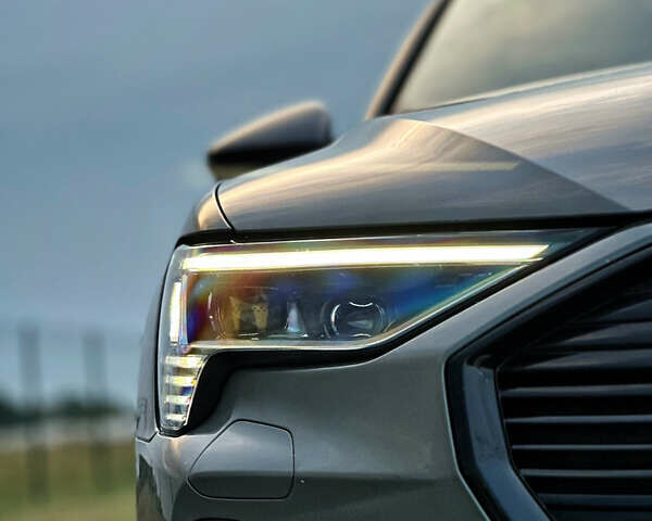 Серый Ауди E-Tron, объемом двигателя 0 л и пробегом 63 тыс. км за 40999 $, фото 13 на Automoto.ua