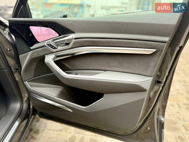 Серый Ауди E-Tron, объемом двигателя 0 л и пробегом 37 тыс. км за 49500 $, фото 57 на Automoto.ua