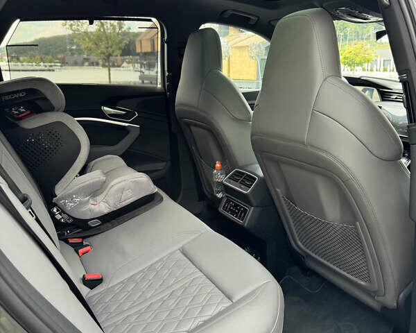 Серый Ауди E-Tron, объемом двигателя 0 л и пробегом 35 тыс. км за 50000 $, фото 10 на Automoto.ua