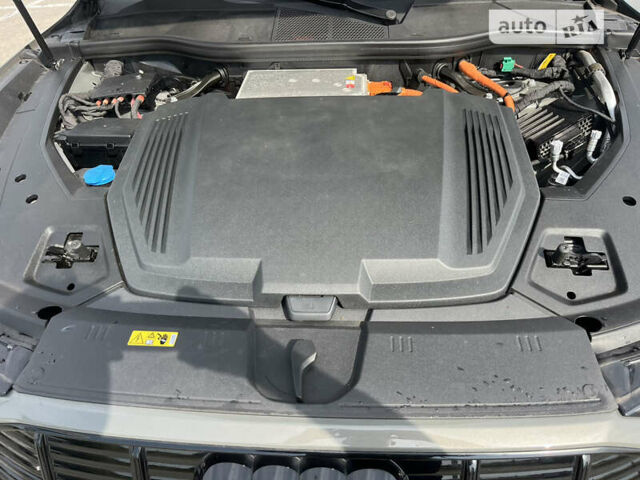 Серый Ауди E-Tron, объемом двигателя 0 л и пробегом 58 тыс. км за 44950 $, фото 22 на Automoto.ua