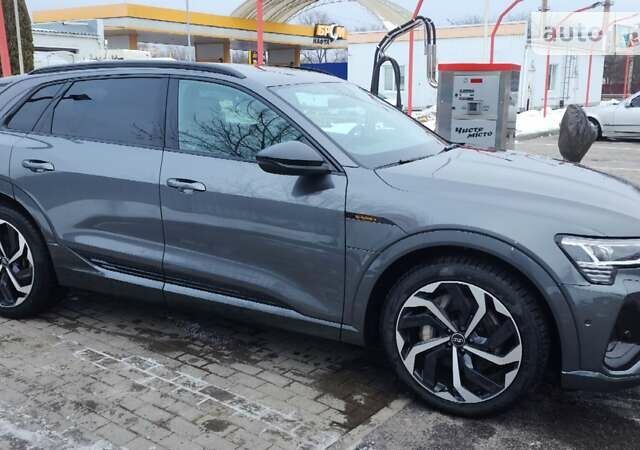 Сірий Ауді E-Tron, об'ємом двигуна 0 л та пробігом 30 тис. км за 54700 $, фото 3 на Automoto.ua