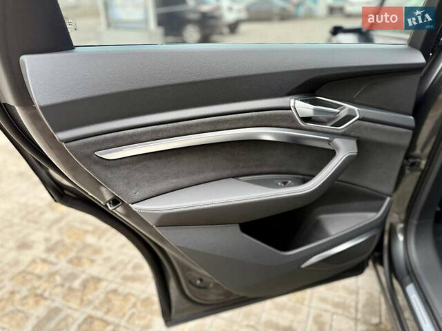 Серый Ауди E-Tron, объемом двигателя 0 л и пробегом 37 тыс. км за 49500 $, фото 39 на Automoto.ua