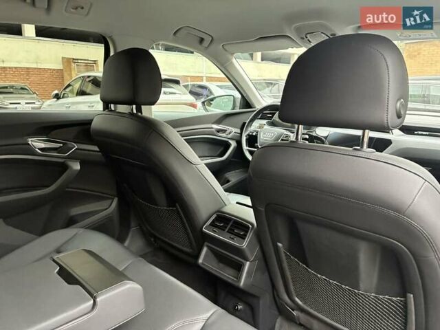 Серый Ауди E-Tron, объемом двигателя 0 л и пробегом 112 тыс. км за 31900 $, фото 57 на Automoto.ua