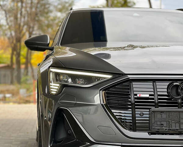 Серый Ауди E-Tron, объемом двигателя 0 л и пробегом 32 тыс. км за 43500 $, фото 3 на Automoto.ua