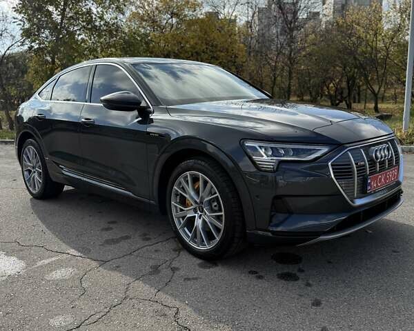 Серый Ауди E-Tron, объемом двигателя 0 л и пробегом 31 тыс. км за 40500 $, фото 1 на Automoto.ua