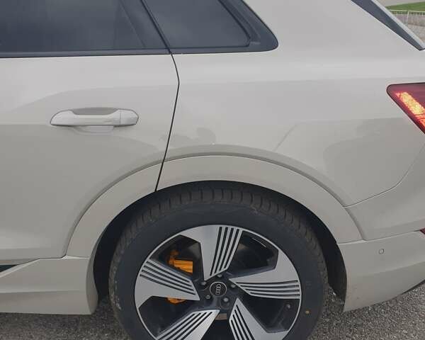 Серый Ауди E-Tron, объемом двигателя 0 л и пробегом 30 тыс. км за 45000 $, фото 3 на Automoto.ua