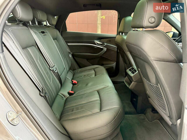 Серый Ауди E-Tron, объемом двигателя 0 л и пробегом 31 тыс. км за 46500 $, фото 48 на Automoto.ua