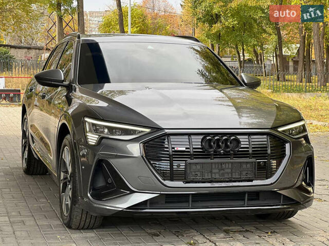 Серый Ауди E-Tron, объемом двигателя 0 л и пробегом 32 тыс. км за 43500 $, фото 2 на Automoto.ua