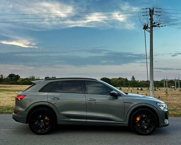 Серый Ауди E-Tron, объемом двигателя 0 л и пробегом 63 тыс. км за 40999 $, фото 3 на Automoto.ua