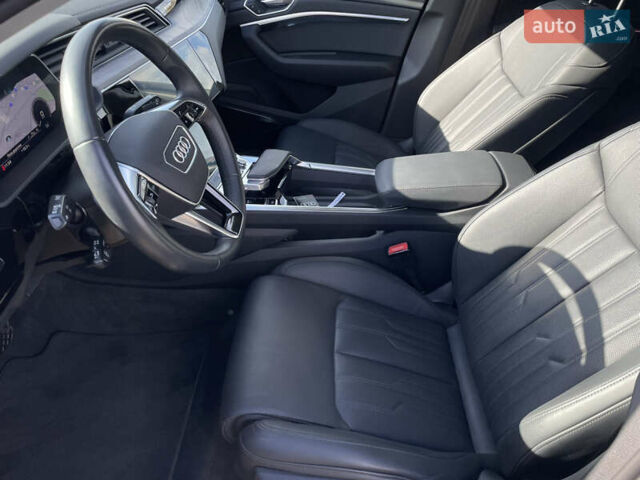 Серый Ауди E-Tron, объемом двигателя 0 л и пробегом 32 тыс. км за 42131 $, фото 23 на Automoto.ua