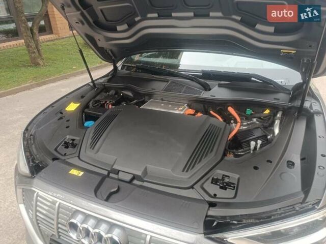 Серый Ауди E-Tron, объемом двигателя 0 л и пробегом 43 тыс. км за 48900 $, фото 15 на Automoto.ua