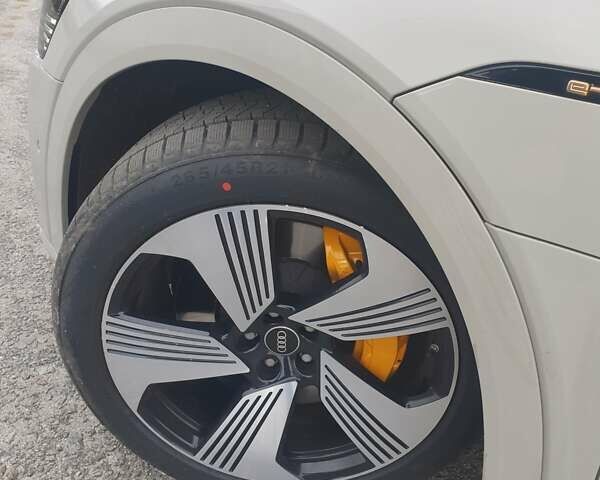 Серый Ауди E-Tron, объемом двигателя 0 л и пробегом 30 тыс. км за 45000 $, фото 23 на Automoto.ua