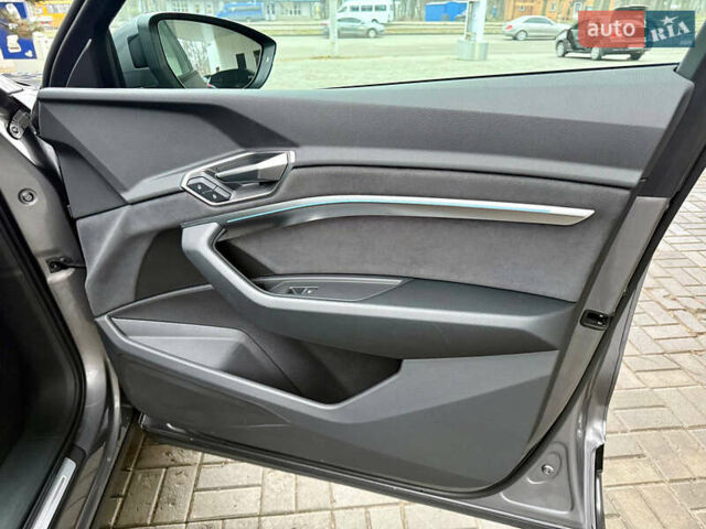 Серый Ауди E-Tron, объемом двигателя 0 л и пробегом 39 тыс. км за 44500 $, фото 49 на Automoto.ua