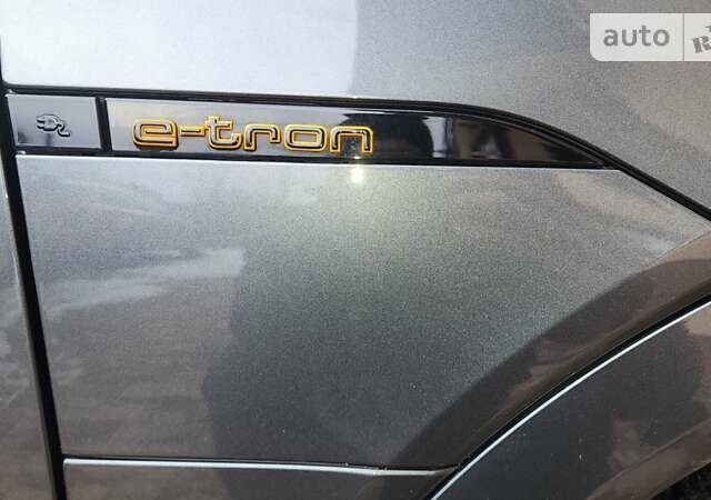 Серый Ауди E-Tron, объемом двигателя 0 л и пробегом 30 тыс. км за 52700 $, фото 12 на Automoto.ua