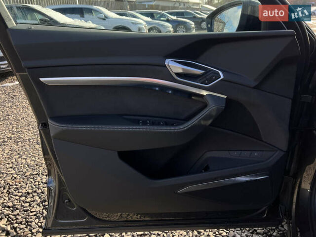 Серый Ауди E-Tron, объемом двигателя 0 л и пробегом 43 тыс. км за 47488 $, фото 32 на Automoto.ua