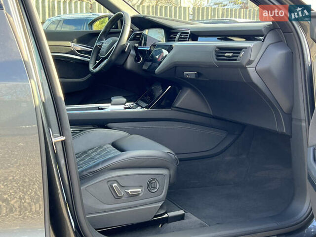 Серый Ауди E-Tron, объемом двигателя 0 л и пробегом 43 тыс. км за 47488 $, фото 44 на Automoto.ua