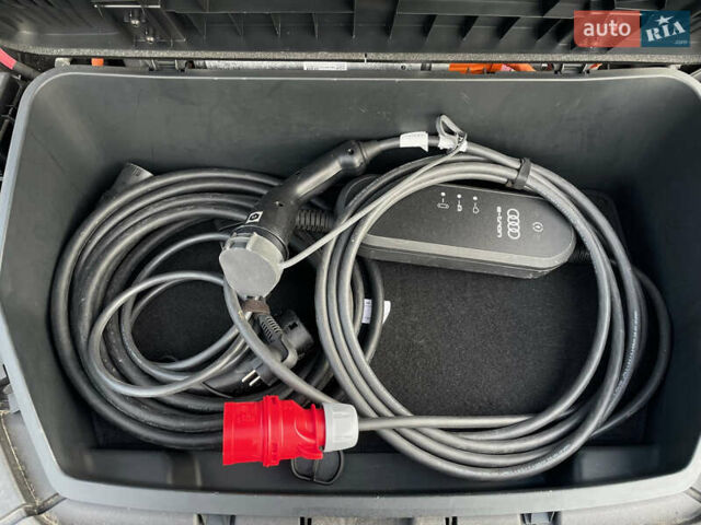 Серый Ауди E-Tron, объемом двигателя 0 л и пробегом 43 тыс. км за 47488 $, фото 92 на Automoto.ua