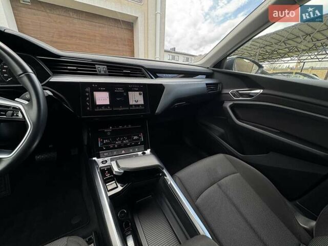 Серый Ауди E-Tron, объемом двигателя 0 л и пробегом 22 тыс. км за 39900 $, фото 7 на Automoto.ua