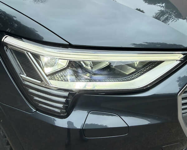 Серый Ауди E-Tron, объемом двигателя 0 л и пробегом 41 тыс. км за 39500 $, фото 7 на Automoto.ua