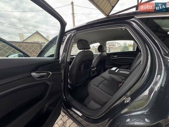 Серый Ауди E-Tron, объемом двигателя 0 л и пробегом 22 тыс. км за 39900 $, фото 24 на Automoto.ua