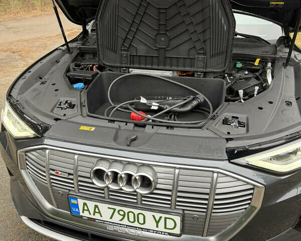 Серый Ауди E-Tron, объемом двигателя 0 л и пробегом 41 тыс. км за 39500 $, фото 26 на Automoto.ua