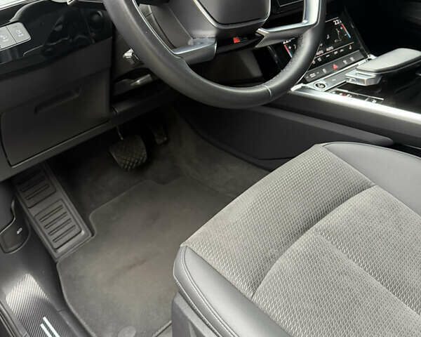 Серый Ауди E-Tron, объемом двигателя 0 л и пробегом 41 тыс. км за 39500 $, фото 18 на Automoto.ua